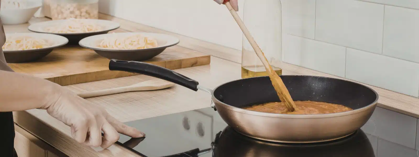 Pentola professionale in acciaio inox satinato con fondo termodiffusore per induzione, manici ergonomici e finiture di alta qualità.